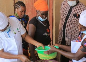 Grupo de mulheres na Tanzânia recebe treinamento da FAO sobre evitar desperdício alimentar - Foto: FAO Tanzânia