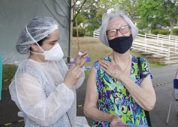 Idosa é imunizada com a terceira dose: Saúde irá vacinar com o reforço as pessoas que têm 70 anos ou mais Foto: Ivair de Oliveira/Dvulgação