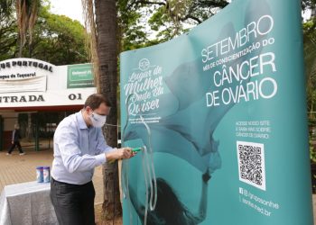 O médico oncologista André Sasse, CEO do Grupo SOnHe, aciona o dispositivo interativo: "Mulher Labirinto" informa com diversão Foto: Leandro Ferreira/Hora Campinas