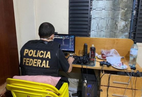 Policial federal rastreia computador de suspeito durante operação: locais onde os mandados foram cumpridos não foram divulgados Foto: Divulgação