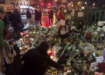 Local dos atentados:  à época, pessoas continuaram fazendo homenagens às vítimas dos atentados no centro de Paris -Foto: Vincent Gilardi/Fotos Públicas