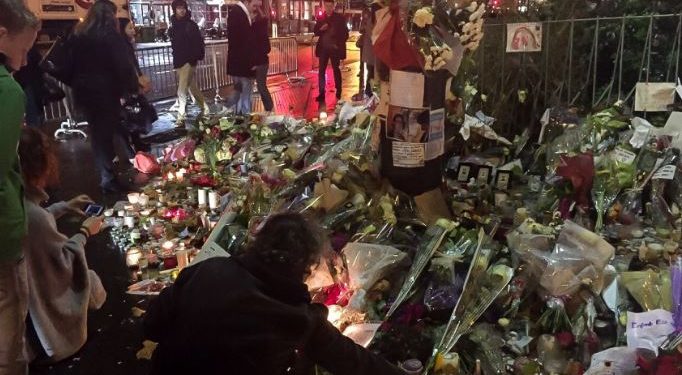 Local dos atentados:  à época, pessoas continuaram fazendo homenagens às vítimas dos atentados no centro de Paris -Foto: Vincent Gilardi/Fotos Públicas