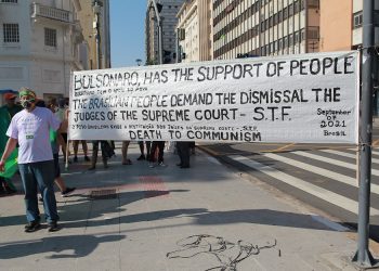 Cartazes bilíngues são exibidos em manifestação no Centro de Campinas. Foto: Leandro Ferreira/Hora Campinas