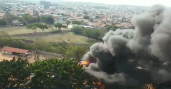 Galpão em Hortolândia tem incêndio de grandes proporções