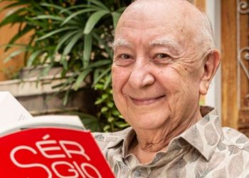 O ator com seu livro Senhor do Meu Tempo: morte aos 82 anos com trajetória de sucesso - Foto: Reprodução Instagram