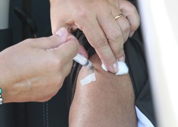 A terceira dose da vacina contra a Covid começou a ser aplicada no sábado (11). Foto: Leandro Ferreira/Hora Campinas
