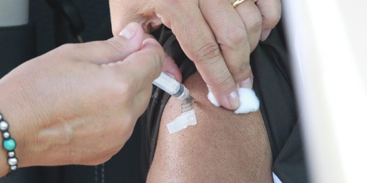 A terceira dose da vacina contra a Covid começou a ser aplicada no sábado (11). Foto: Leandro Ferreira/Hora Campinas