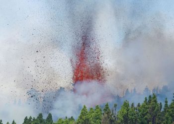 Várias imagens mostram uma coluna de fumaça sobre uma colina, e as redes sociais encheram-se de vídeos, com um deles a captar lava Foto: Borja Suarez