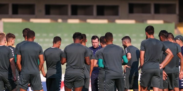 Daniel Paulista orientou uma atividade tática focada no posicionamento dos jogadores. Foto: Thomaz Marostegan/Guarani FC