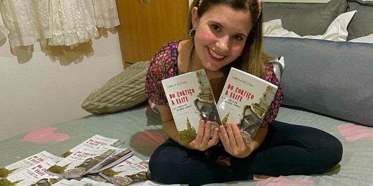 Autora do livro, a jornalista Camila Defendi, de 24 anos, formou-se pela Universidade Paulista (Unip), em 2019. Fotos: Divulgação