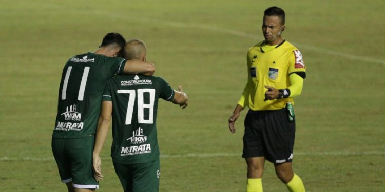 Régis (dir,) e Bruno Sávio (esq.) comemoram juntos o gol da vitória sobre o Londrina, no primeiro turno da Série B. Foto: Isaac Fontana/Guarani FC