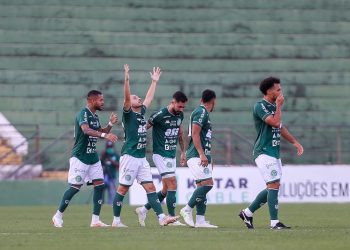 Régis (ao centro) comemora o gol da vitória do Guarani sobre o CSA, na última rodada da Série B. Foto: Thomaz Marostegan/Guarani FC