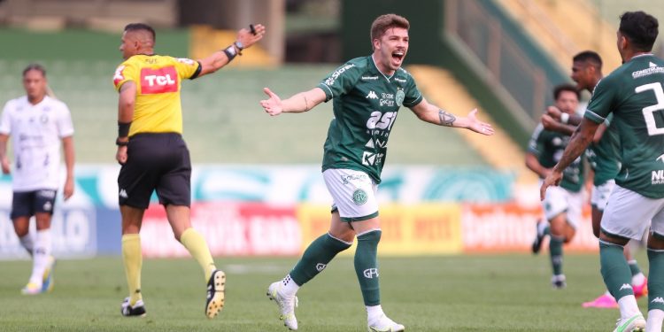 Júlio César marcou o primeiro gol da vitória do Guarani. Fotos: Thomaz Marostegan/Guarani FC