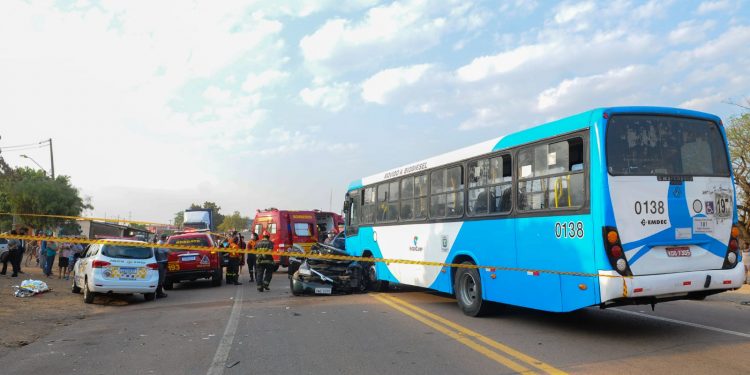Colisão entre veículo e ônibus foi muito forte: vítima ficou presa entre as ferragens Foto: Wagner de Souza/Divulgação