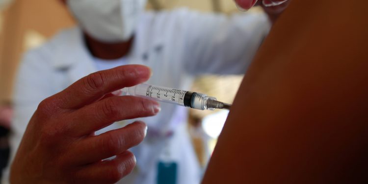 A vacinação dos jovens de 12 a 17 anos começou em SP no dia 18 de agosto e já foram imunizadas cerca de 2,4 milhões de pessoas. Foto: Leandro Ferreira / Hora Campinas
