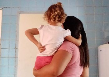 Adolescente alega discriminação em seleção de emprego por ter filha pequena