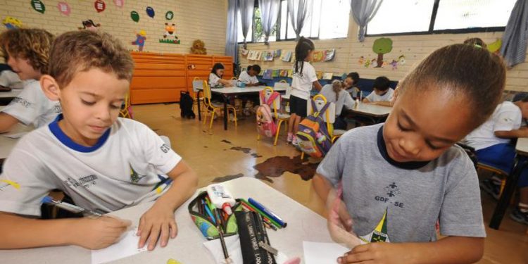 Escolas estão, aos poucos, com o avanço da vacinação no País, retomando as aulas presenciais, ainda que mescladas ao ensino remoto, no chamado ensino híbrido Foto: Agência Brasil/Divulgação