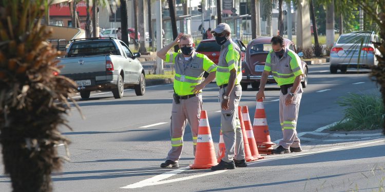 Agentes de mobilidade fazem intervenção no trânsito em Campinas. Foto: Leandro Ferreira / Hora Campinas