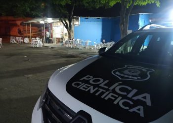 Viatura da Polícia Científica estacionada diante do estabelecimento comercial para a perícia: homicídio Fotos: Wagner de Souza/Divulgação