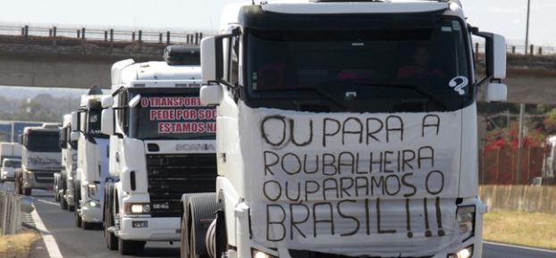 Caminhões parados em estrada do Rio Grande do Sul: acirramento das tensões no País Foto: Reprodução/redes sociais