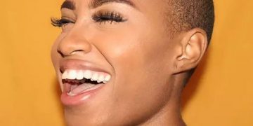 Extensão e volume de cílios elevam a autoestima