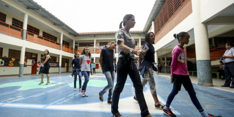 Escola com modelo cívico-militar em Brasília.: assunto ressurge em Campinas Foto: Agência Brasil