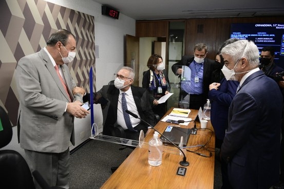 Randolfe pede prisão preventiva e apreensão de passaporte de lobista que faltou à CPI