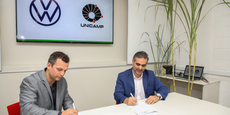 Pablo Di Si, presidente e CEO da Volkswagen América Latina, e Hudson Zanin, professor docente da Unicamp, assinaram o documento. Divulgação VW/Pedro Danthas
