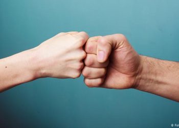 O "fist bump" é muito usado entre os jovens: leve batida de punhos, cumprimento mais higiênico que o aperto de mãos 