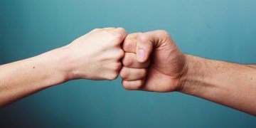 Sem beijos e abraços