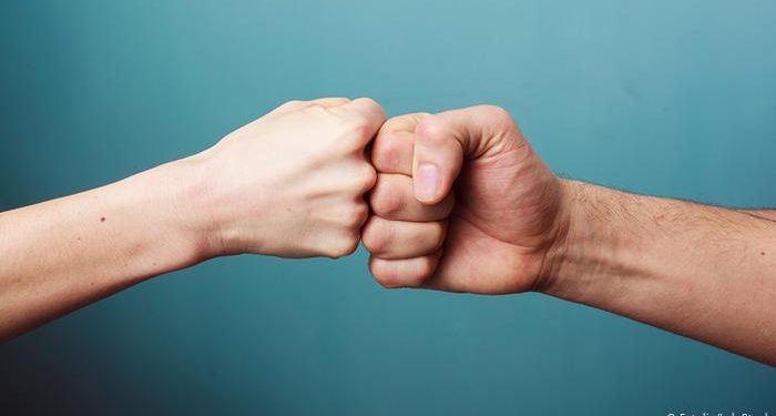O "fist bump" é muito usado entre os jovens: leve batida de punhos, cumprimento mais higiênico que o aperto de mãos 