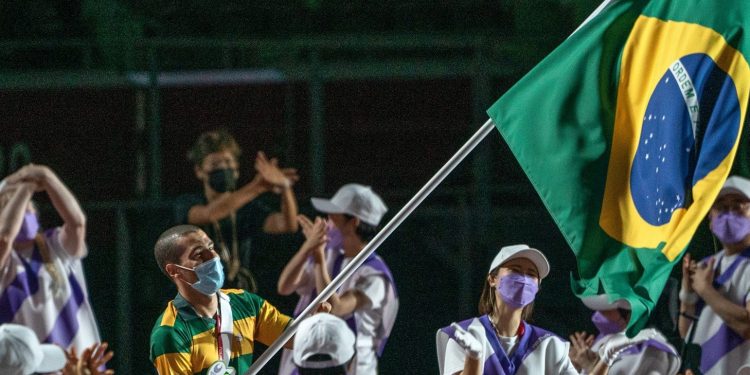 O porta-bandeira do Brasil na cerimônia de encerramento da Paralimpíada de Tóquio (Japão) foi o multimedalhista Daniel Dias,. Foto: CPB