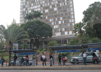 Fila em ponto de ônibus: transporte público é deficiente na RMC. Foto: Leandro Ferreira / Hora Campinas