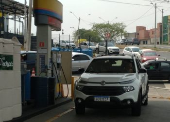 Fila de veículos em posto de gasolina em Campinas: instabilidade política e clima de correria Foto: Ivan Fontana/Divulgação