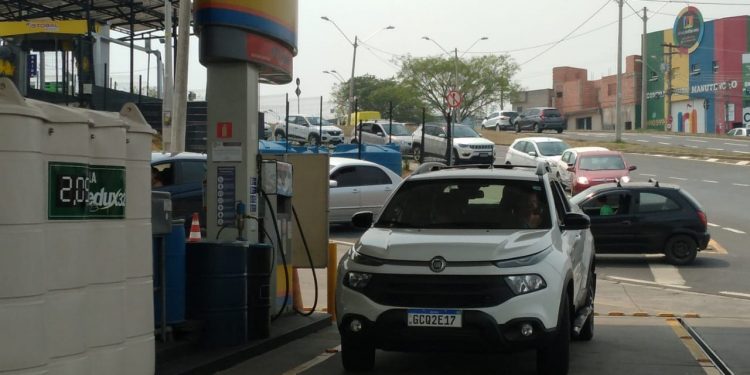 Fila de veículos em posto de gasolina em Campinas: instabilidade política e clima de correria Foto: Ivan Fontana/Divulgação