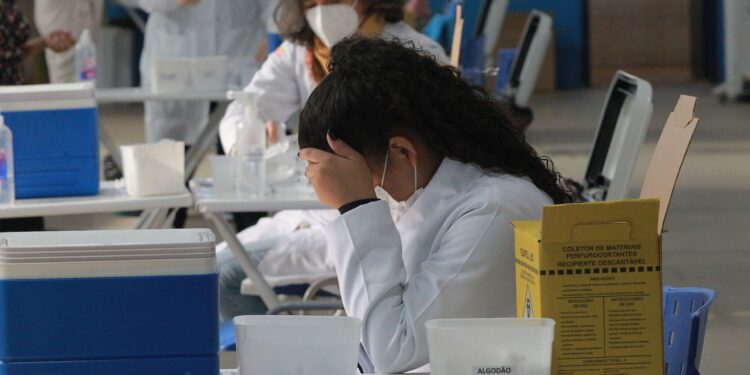 SP anuncia dose adicional contra Covid para profissionais de saúde