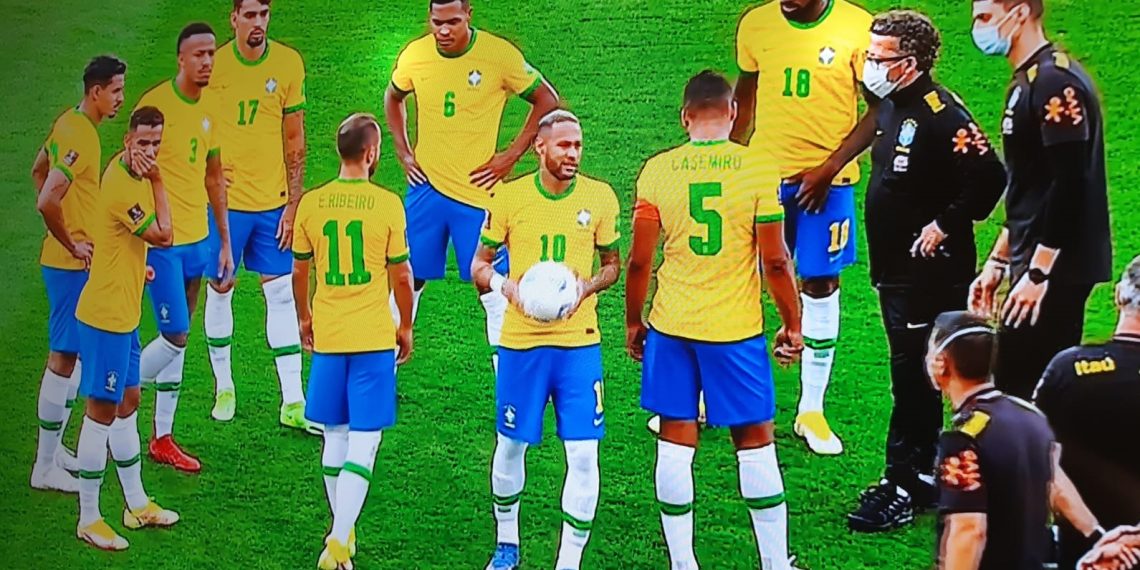 Jogadorse  da seleçlão no gramado da Neo Quimica Arena, após a interrupção do jogo.