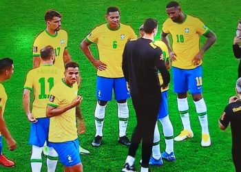 Jogadores da Seleção Brasileria logo após a interrupção da partida contra a Argentina