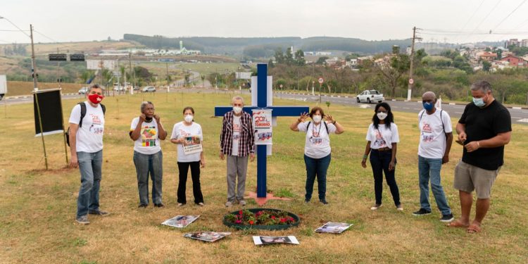 Grupo de amigos faz homenagens ao prefeito Antônio da Costa Santos - o Toninho, na Av. Mackenzie. Fotos: Divulgação