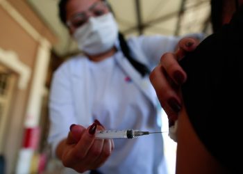 Adolescentes a partir de 15 anos podem agendar a vacinação contra a Covid-19 em Campinas. Foto: Leandro Ferreira/Hora Campinas