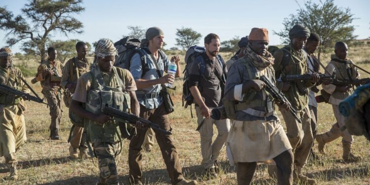 O jornalista Martin (Gustaf Skargård) e o fotógrafo Johan (Matias Varela) em cena de 438 Dias, cercados pelos soldados do exército etíope Fotos: Divulgação
