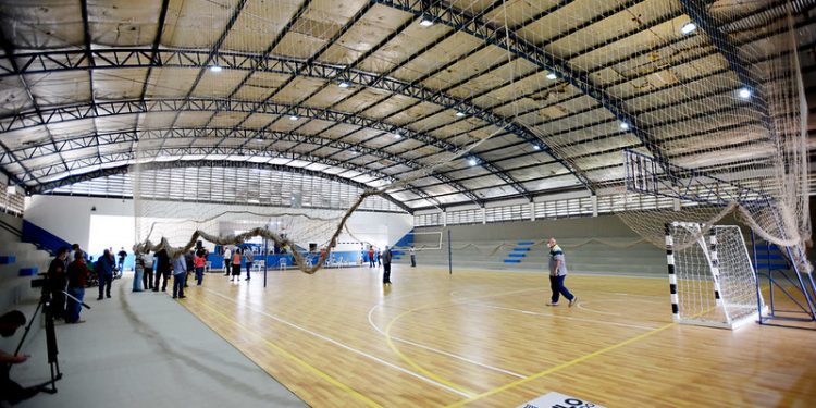 O ginásio ganhou piso vinílico, tabelas de basquete e melhorias nas instalações. Foto: Carlos Bassan/PMC