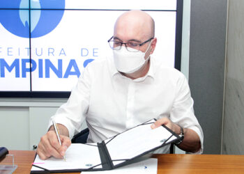 O prefeito Dário na assinatura dos documentos: "São ações de valorização dos nossos servidores” Foto: Manoel de Brito/Divulgação