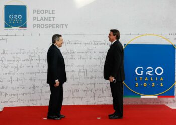 O presidente Jair Bolsonaro é recebido pelo primeiro-mistro da Itália, Mário Draghi, na abertura da cúpula Foto: Alan Santos/PR