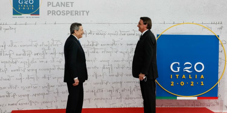 O presidente Jair Bolsonaro é recebido pelo primeiro-mistro da Itália, Mário Draghi, na abertura da cúpula Foto: Alan Santos/PR