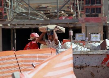 Operários em obra de Campinas: setor da construção civil está entre os segmentos que geraram empregos em novembro -  Foto: Leandro Ferreira/Hora Campinas