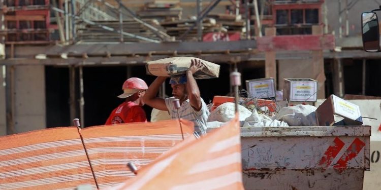 Operários em obra de Campinas: setor da construção civil está entre os segmentos que geraram empregos em novembro -  Foto: Leandro Ferreira/Hora Campinas