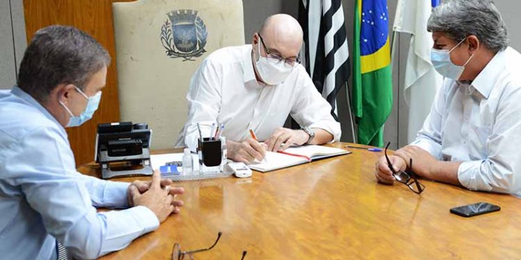Mais magro, prefeito assina termo de posse na presença de Wanderley de Almeida (à direita) e de Aderval Fernandes Foto: Eduardo Lopes/PMC/Divulgação