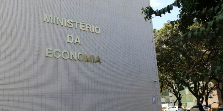 Prédio do Ministério da Economia, em Brasília: secretários pedem exoneração após discordar de decisão - Foto: Fábio Rodrigues Pozzebom/Agência Brasil