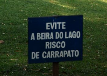 Placa no gramado do Parque Ecológico Monsenhor Emílio José Salim, área pertencente ao Estado, mas sob gestão da Prefeitura - Foto: Leandro Ferreira/Hora Campinas